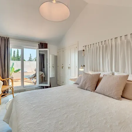 Elegant 2 Bdrm Penthouse With Sea Views And Pools Appartement