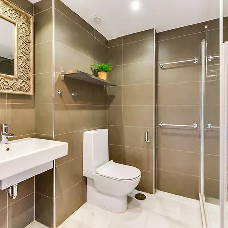 Elegant 2 Bdrm Penthouse With Sea Views And Pools Appartement *