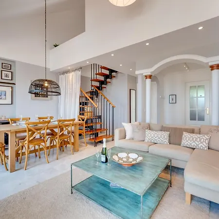 Elegant 2 Bdrm Penthouse With Sea Views And Pools Appartement *