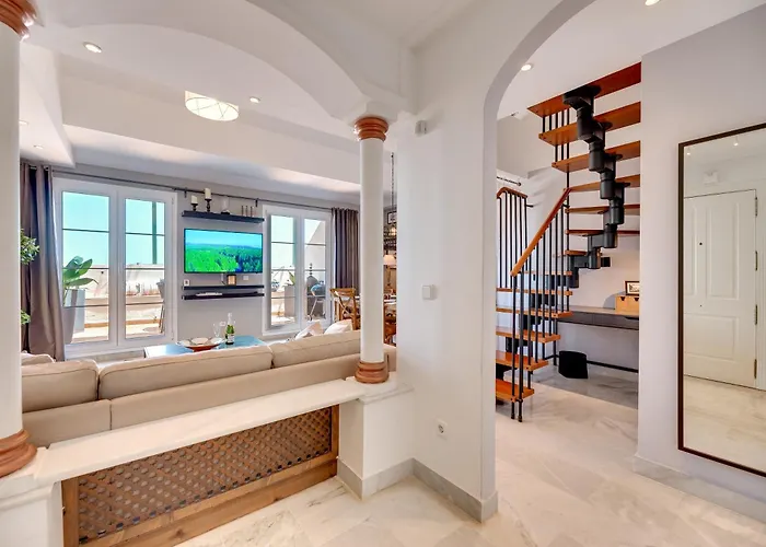 Elegant 2 Bdrm Penthouse With Sea Views And Pools Marbella
