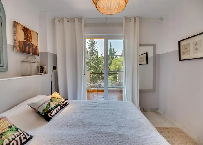 Elegant 2 Bdrm Penthouse With Sea Views And Pools Apartmán