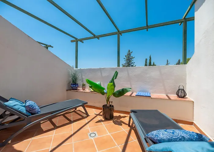 Elegant 2 Bdrm Penthouse With Sea Views And Pools